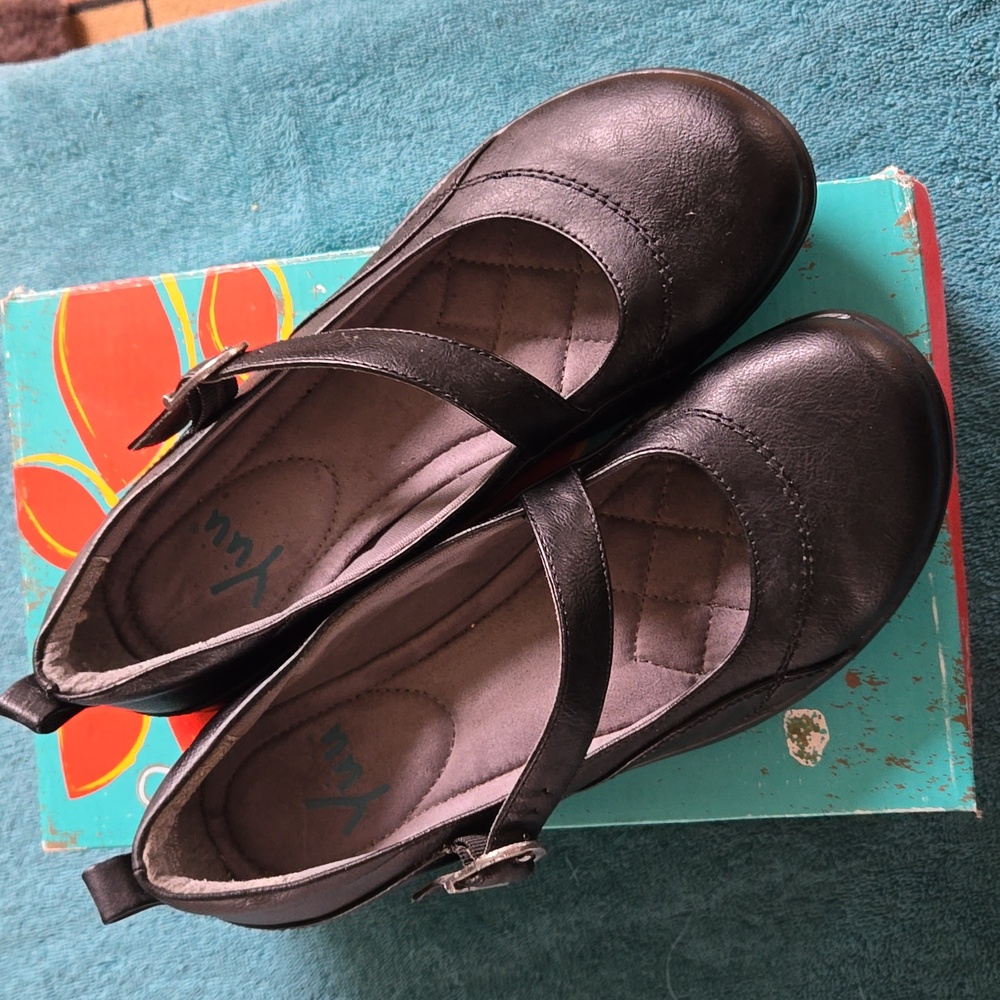 YUU Black Vegan Leather MaryJane Loafer SZ.8 NWT NIB.                      (BOX)